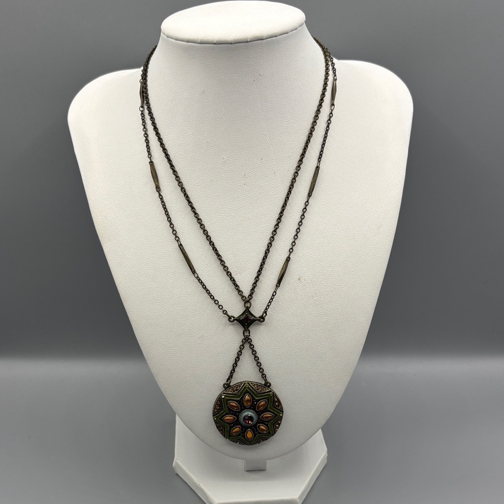 Vintage Avon Medallion Pendant Necklace JP429